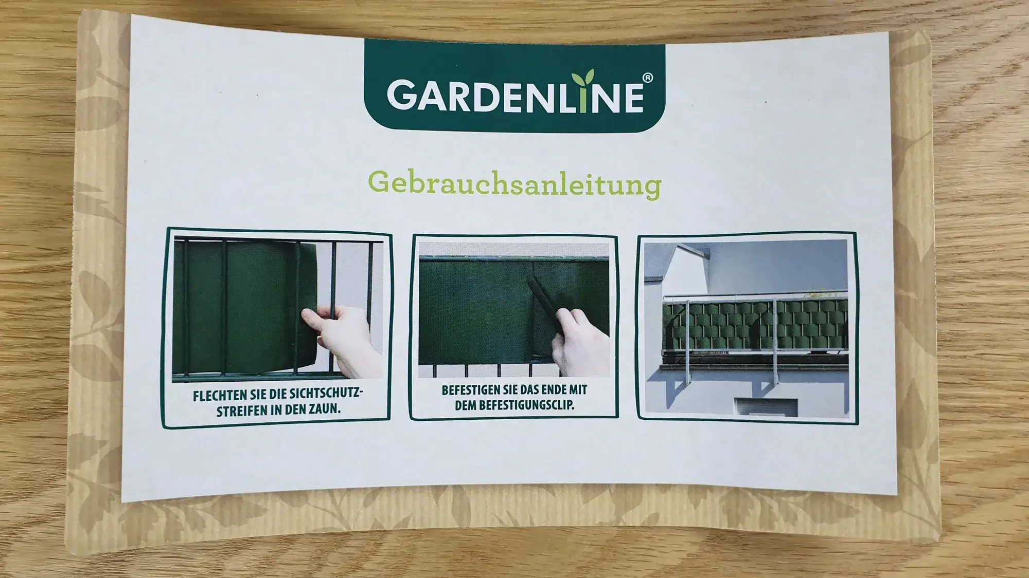 GARDENLINE_Sichtschutzstreifen_3 Etikett von hinten des Gardenline Sichtschutzstreifen mit Befestigungsclips in der Länge von 35 m.