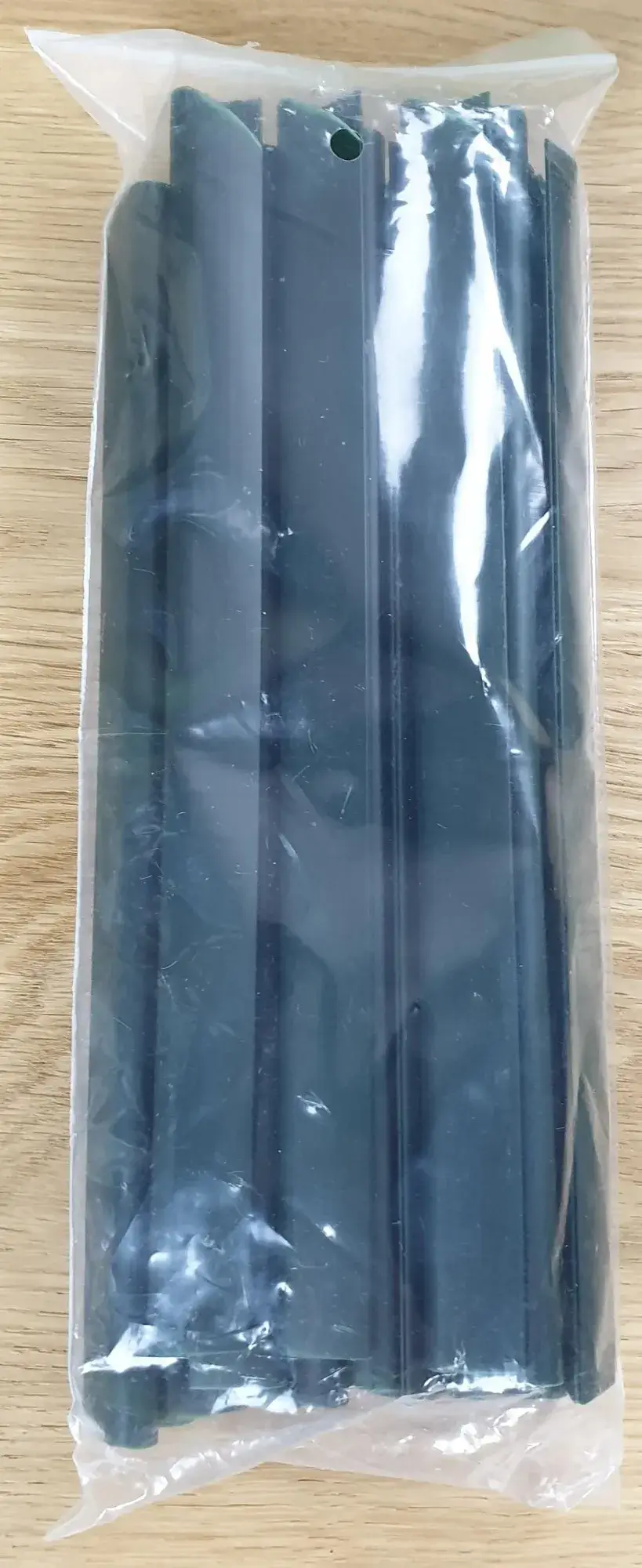 GARDENLINE_Sichtschutzstreifen_5 Befestigungsclips des Gardenline Sichtschutzstreifen mit Befestigungsclips in der Länge von 35 m.