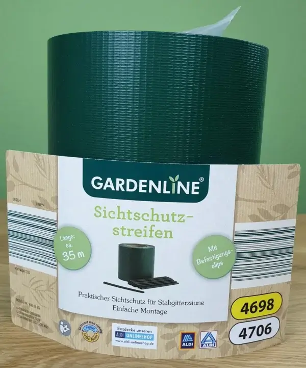 Gardenline Sichtschutzstreifen mit Befestigungsclips in der Länge von 35 m.