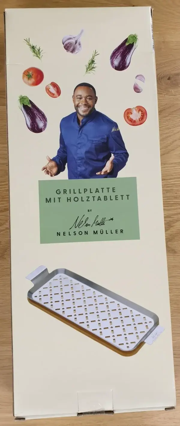 Grillplatte mit Holzbrett in groß von Nelson Müller in Ihrer Verpackung von vorne.