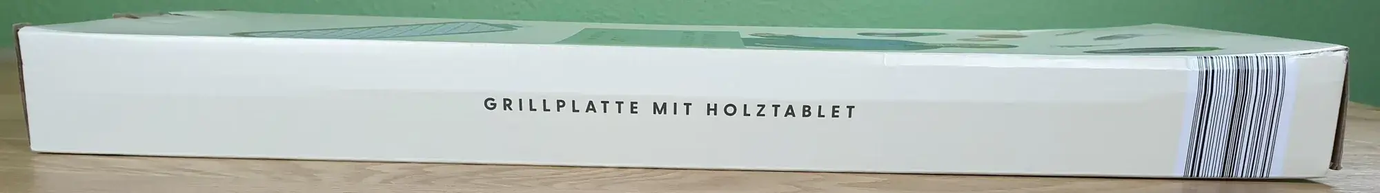 Nelson_Mueller_Grillplatte_gross_3 Grillplatte mit Holzbrett in groß von Nelson Müller in Ihrer Verpackung von der Seite.