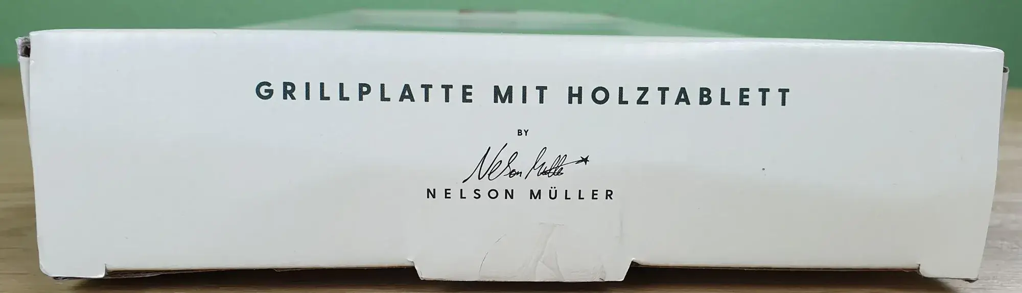 Nelson_Mueller_Grillplatte_gross_4 Grillplatte mit Holzbrett in groß von Nelson Müller in Ihrer Verpackung von oben.