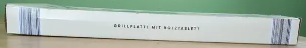 Grillplatte mit Holzbrett in groß von Nelson Müller in Ihrer Verpackung von der Seite.