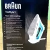 Das BRAUN TexStyle 1 Bügeleisen in seiner Verpackung von der Seite.