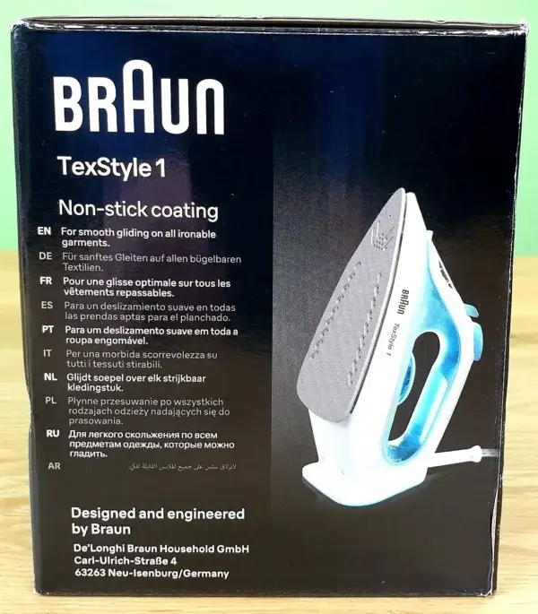 Das BRAUN TexStyle 1 Bügeleisen in seiner Verpackung von der Seite.