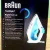 Das BRAUN TexStyle 1 Bügeleisen in seiner Verpackung von der Seite.