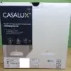 Die CASALUX Hängeleuchte aus Metall mit dekorativem Holzelement in Ihrer Verpackung von hinten.