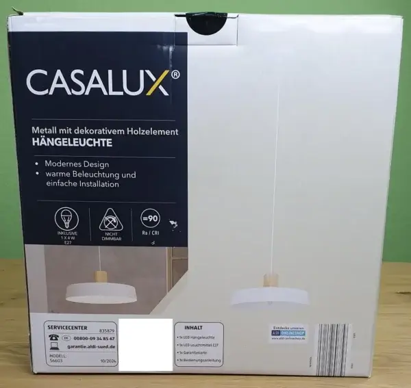 Die CASALUX Hängeleuchte aus Metall mit dekorativem Holzelement in Ihrer Verpackung von hinten.