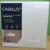 Die CASALUX Hängeleuchte aus Metall mit dekorativem Holzelement in Ihrer Verpackung von vorne.