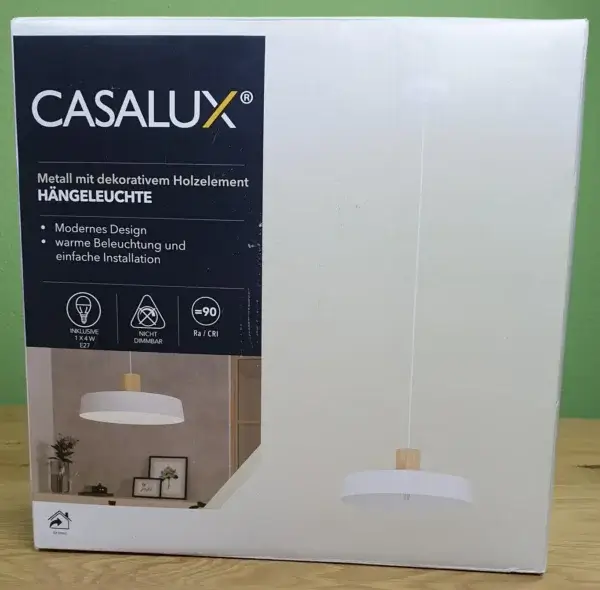 Die CASALUX Hängeleuchte aus Metall mit dekorativem Holzelement in Ihrer Verpackung von vorne.