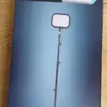 Das Casalux LED Studiolicht in seiner Verpackung von vorne.