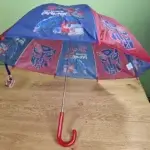 Kinderregenschirm Transformers aufgespannt, mit dem Stab nach vorn.