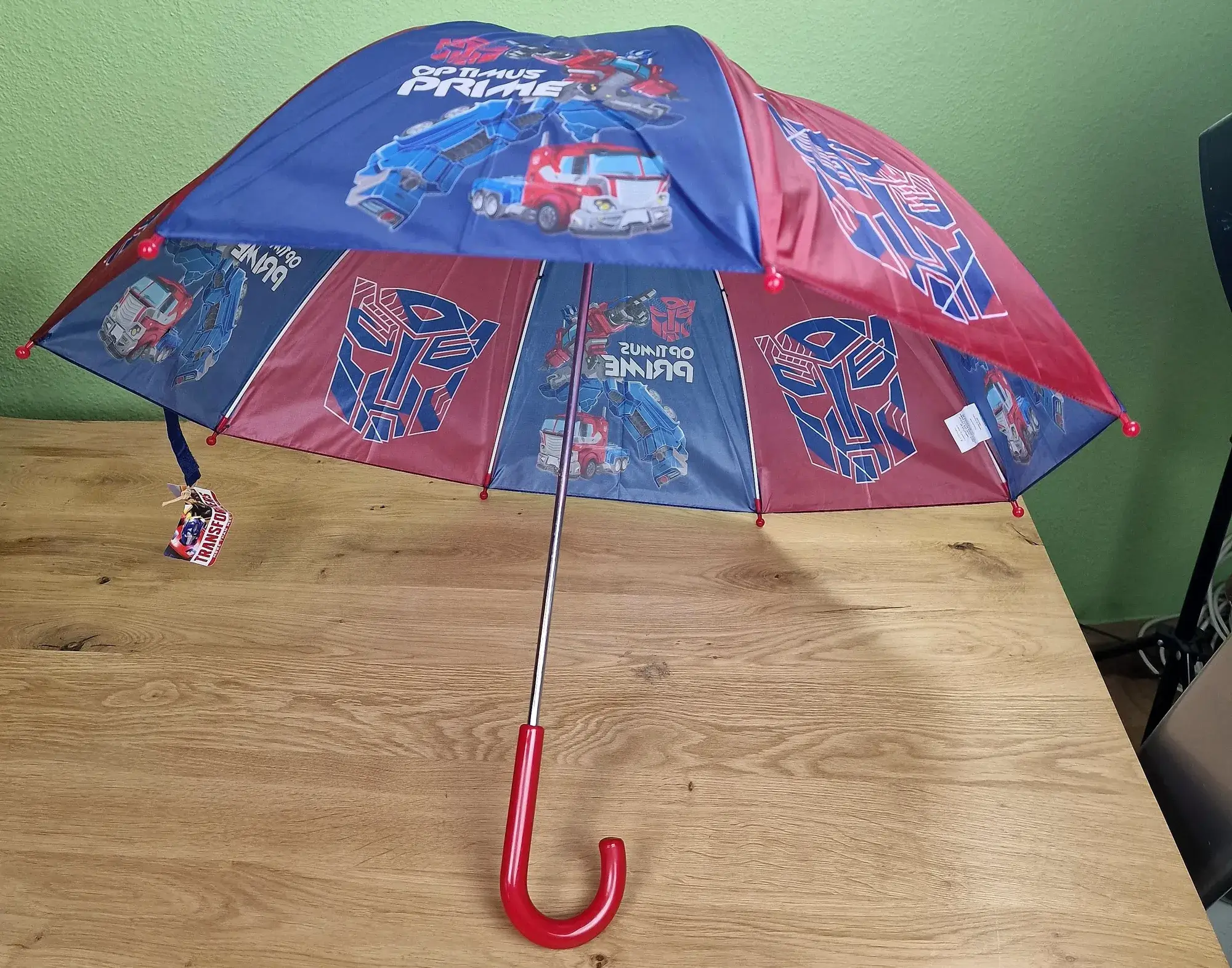 Kinderregenschirm Transformers aufgespannt, mit dem Stab nach vorn.