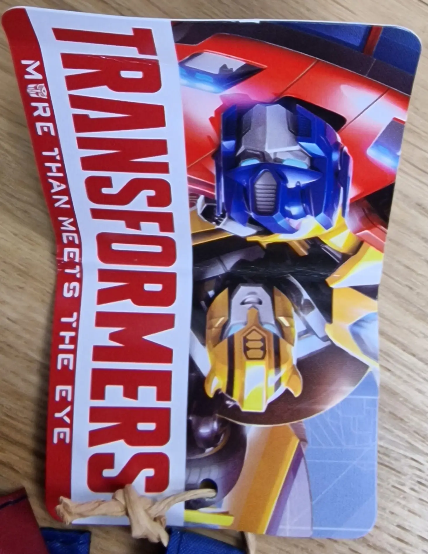 Das Etikett des Kinderregenschirm Transformers (die mit den Autos aus dem Film) von vorn.