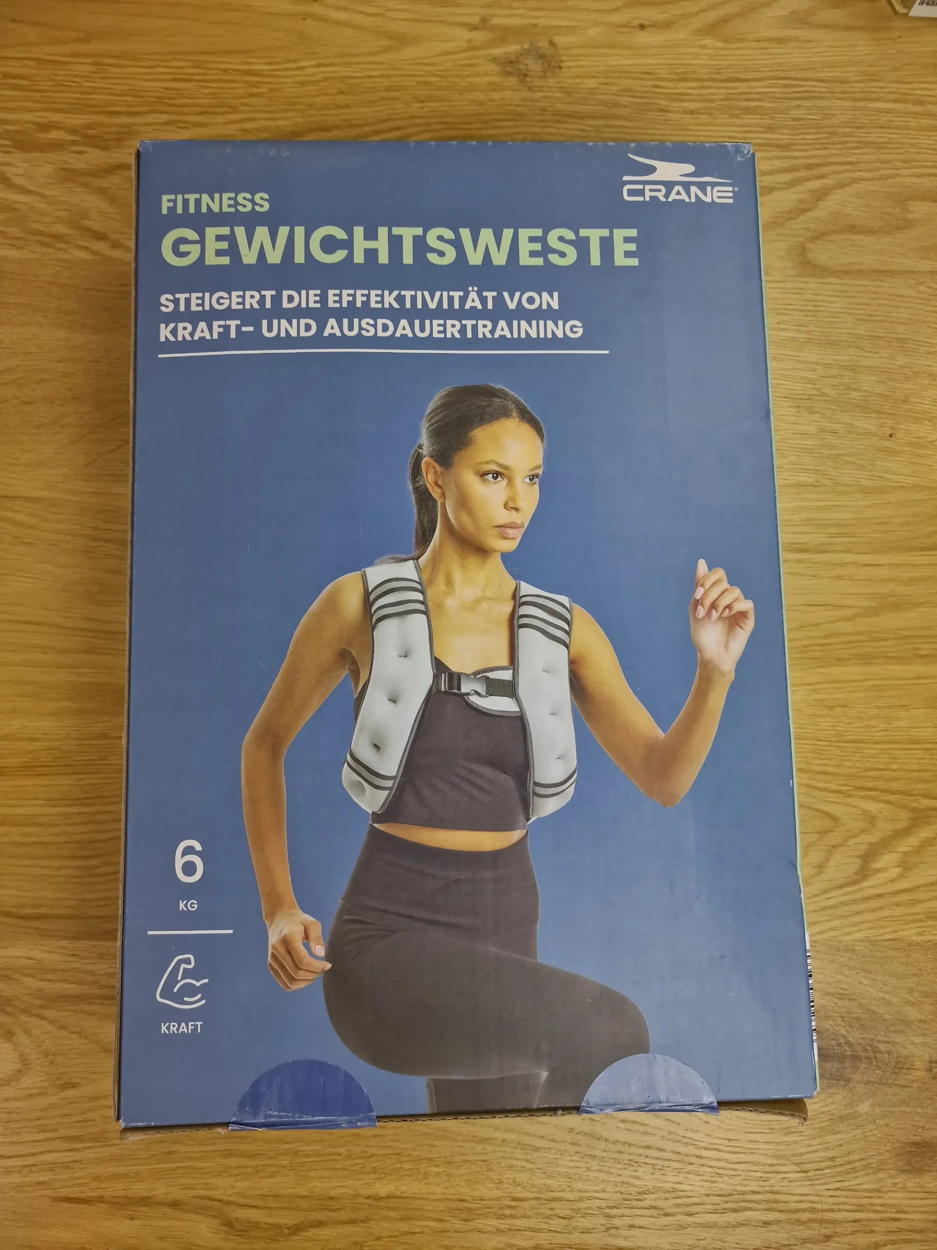 Vorderseite der Produktverpackung der Crane Fitness Gewichtsweste 6 kg mit Sportlerin bei der Anwendung