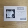 belavi-fussball-lampion-led-lichterkette-sichtfenster Nahaufnahme des gefalteten Stoff-Fußball-Lampions in der Verkaufsverpackung