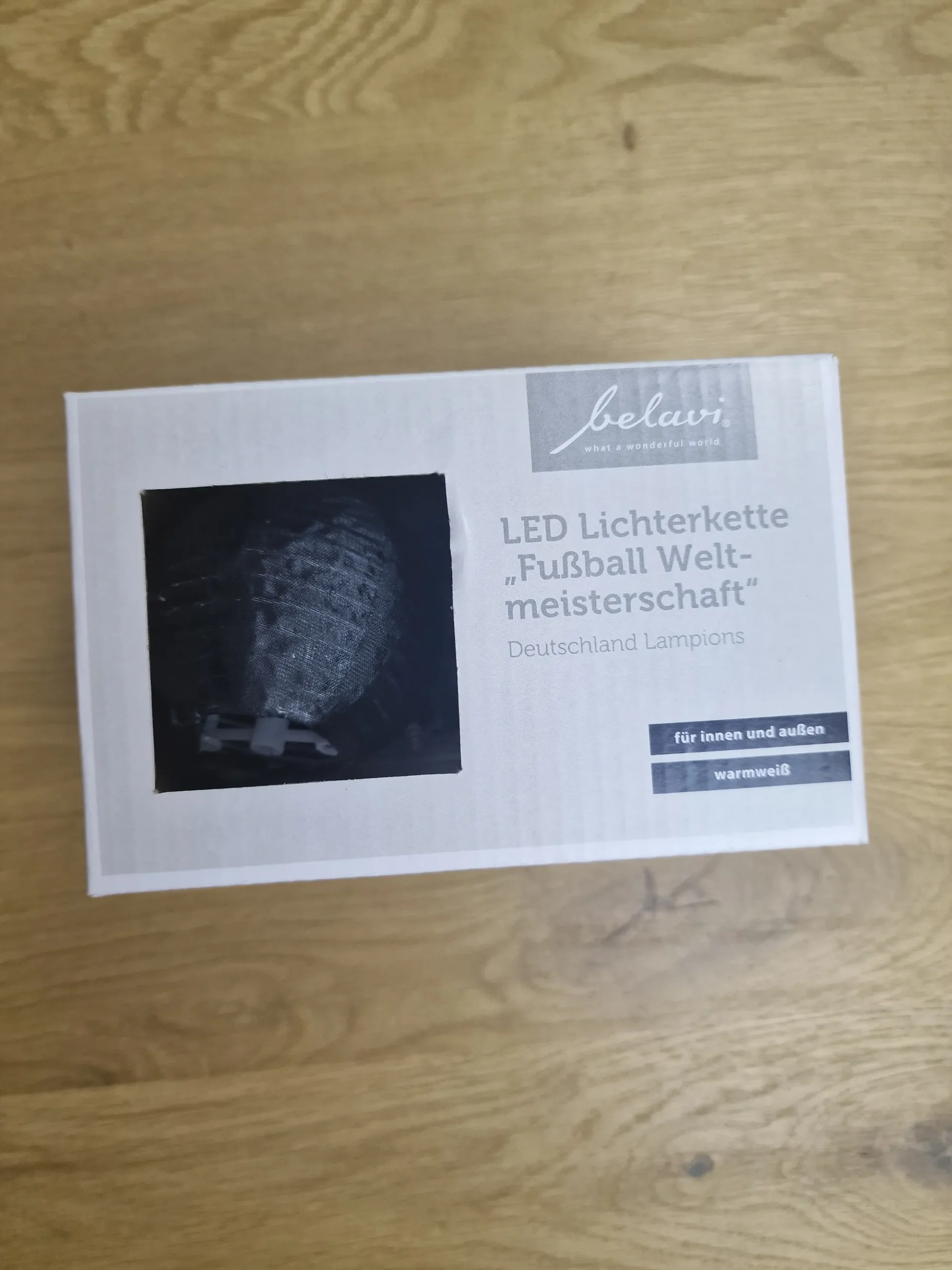 Verpackung der Belavi LED Lichterkette Deutschland mit Blick auf einen Schwarz-Rot-Gold Lampion