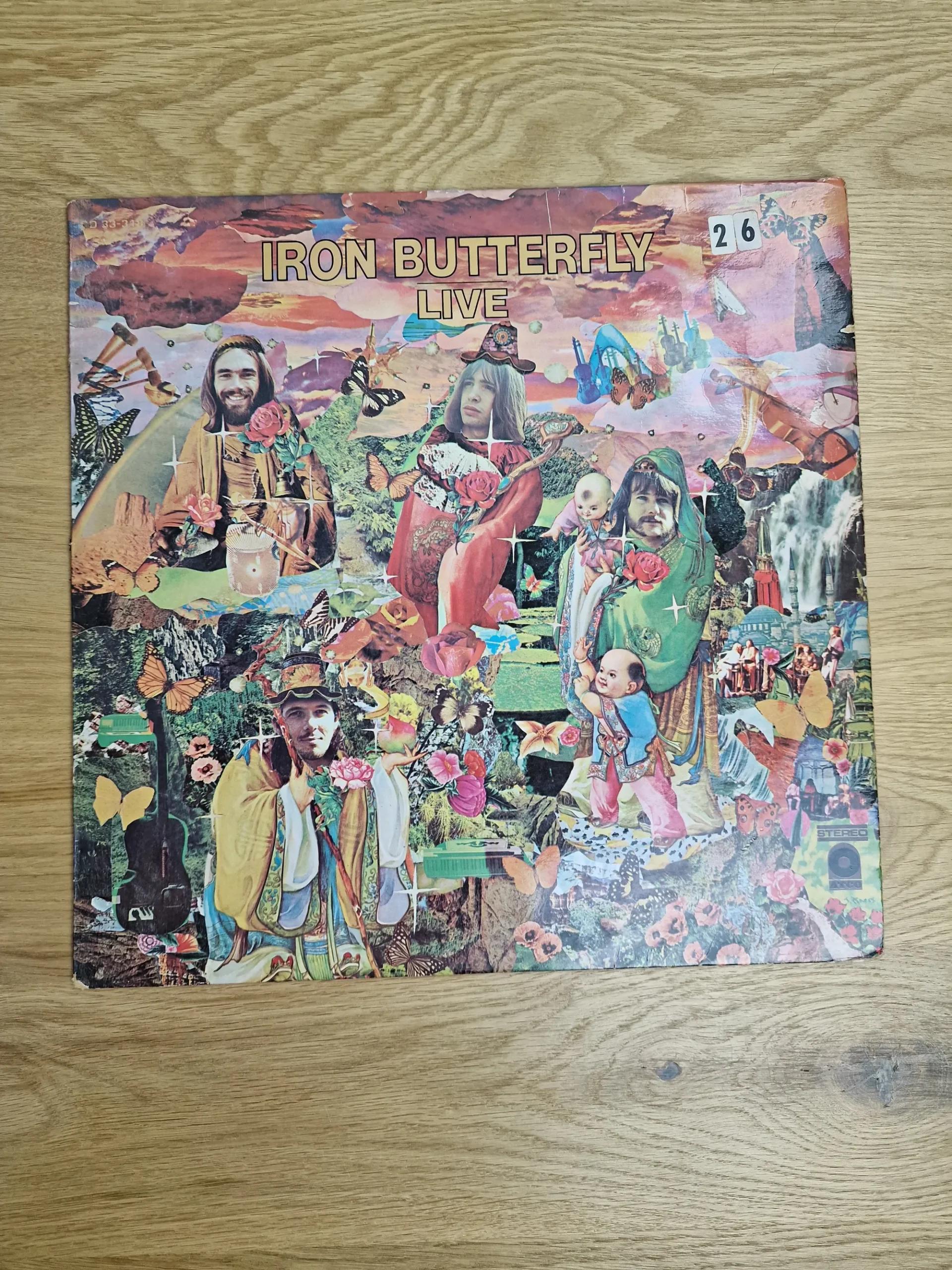 Vorderseite der Iron Butterfly Live Vinyl LP mit buntem psychedelischen Collage-Cover