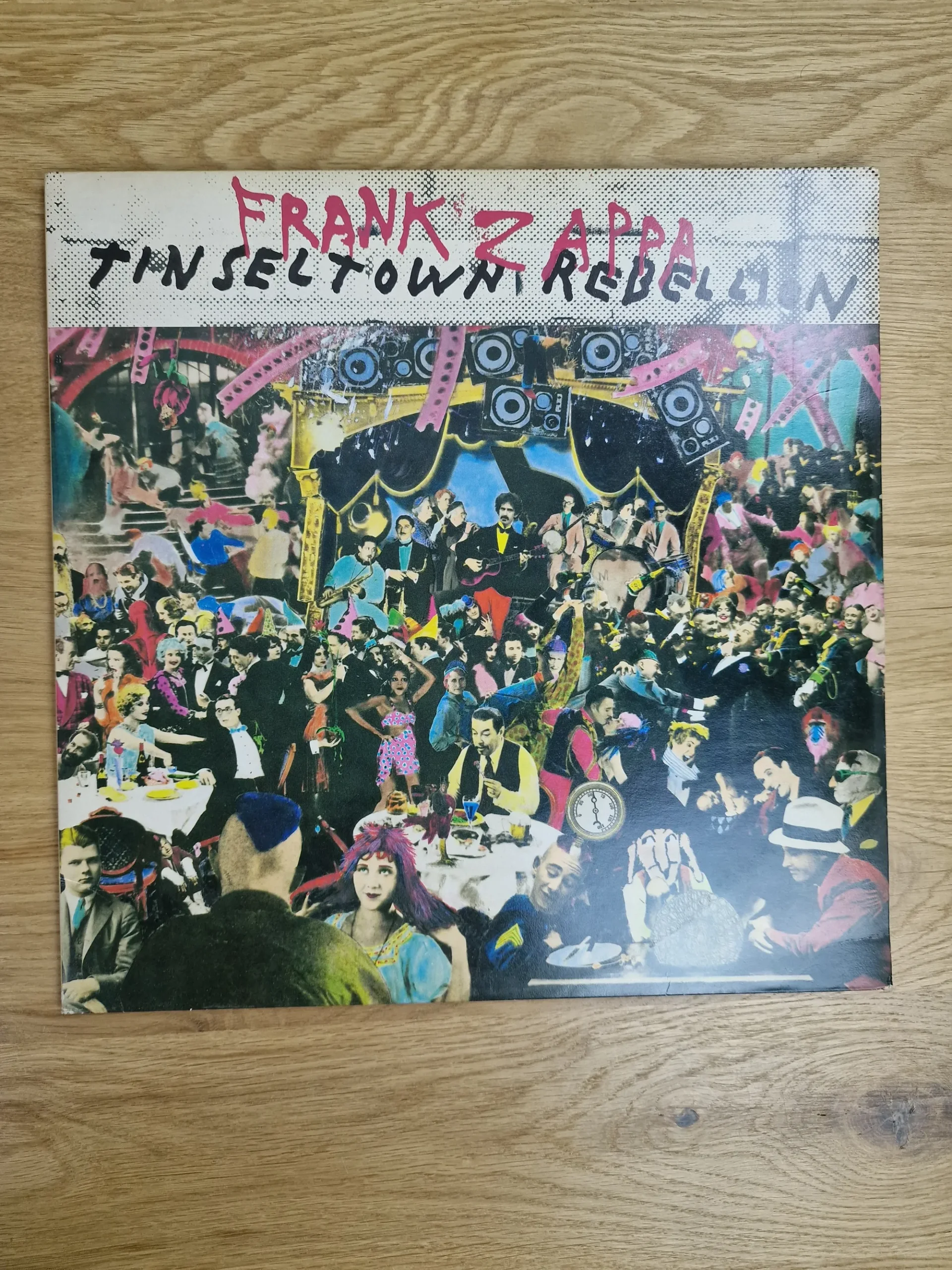 Vorderseite des Vinyl-Album-Covers Frank Zappa Tinseltown Rebellion mit buntem Kollage-Kunstwerk