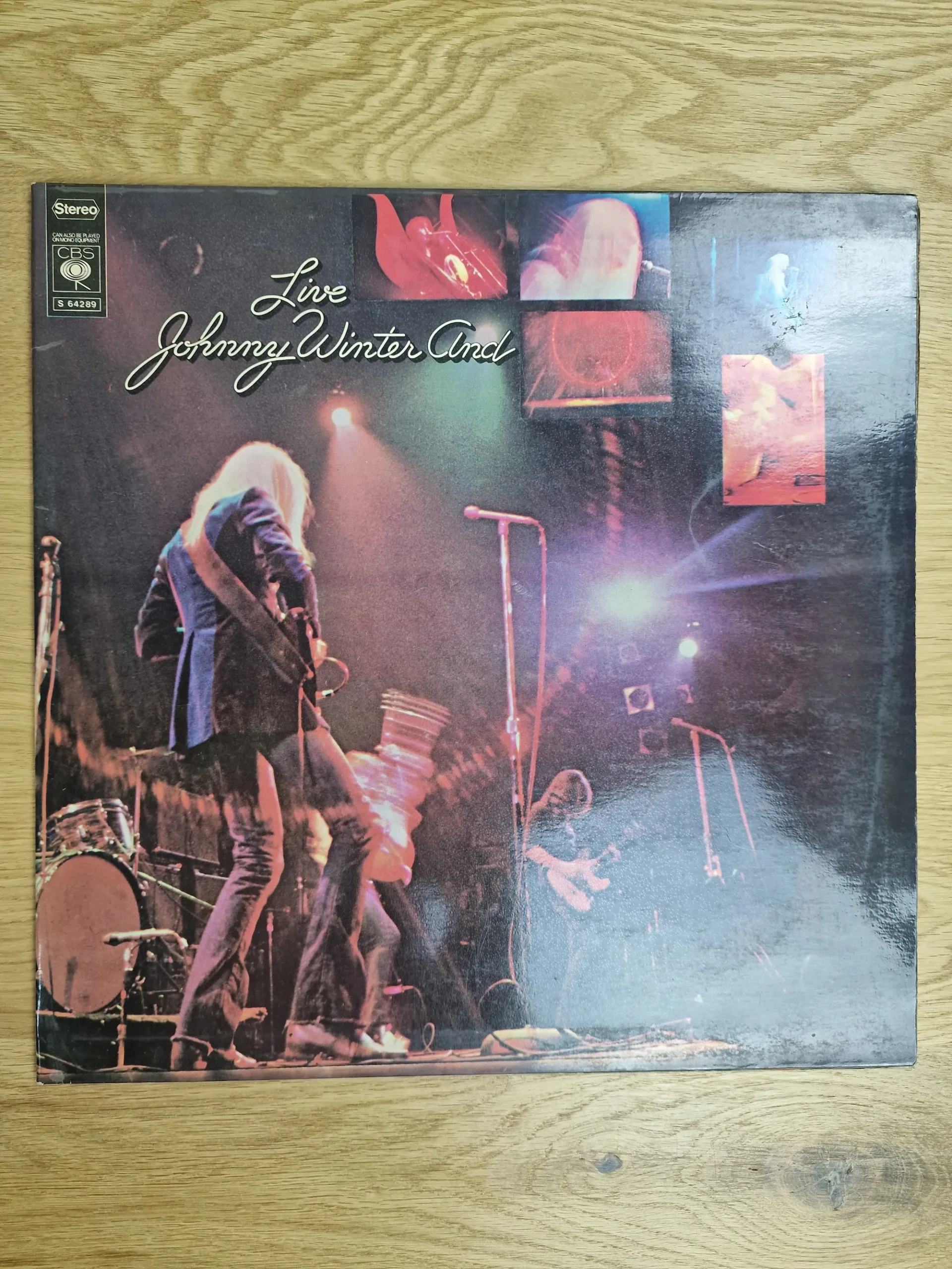 Vorderseite des Vinyl-Covers Live Johnny Winter And CBS S 64289