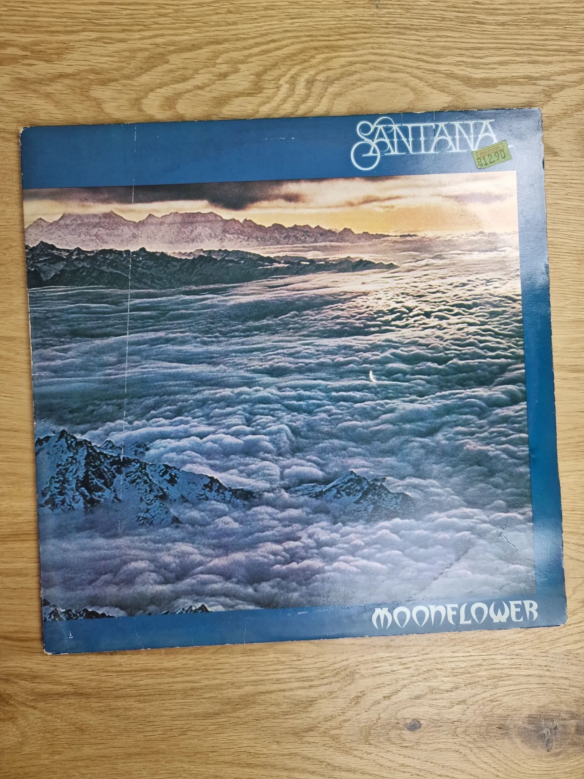 Vorderseite der Santana Moonflower Doppel-LP Schallplatte mit Bergmotiv und Logo