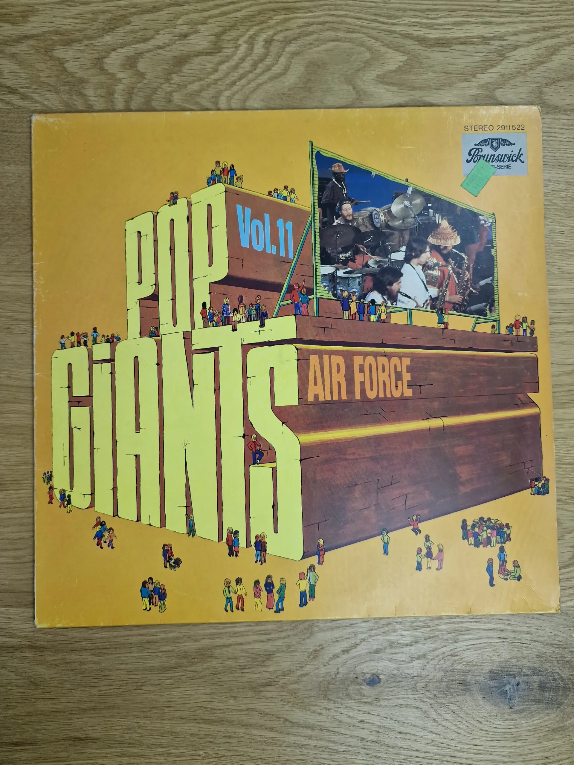 Vorderseite des Vinyl-Covers Pop Giants Vol. 11 von Ginger Baker's Air Force in Gelb mit Illustriertem Schriftzug