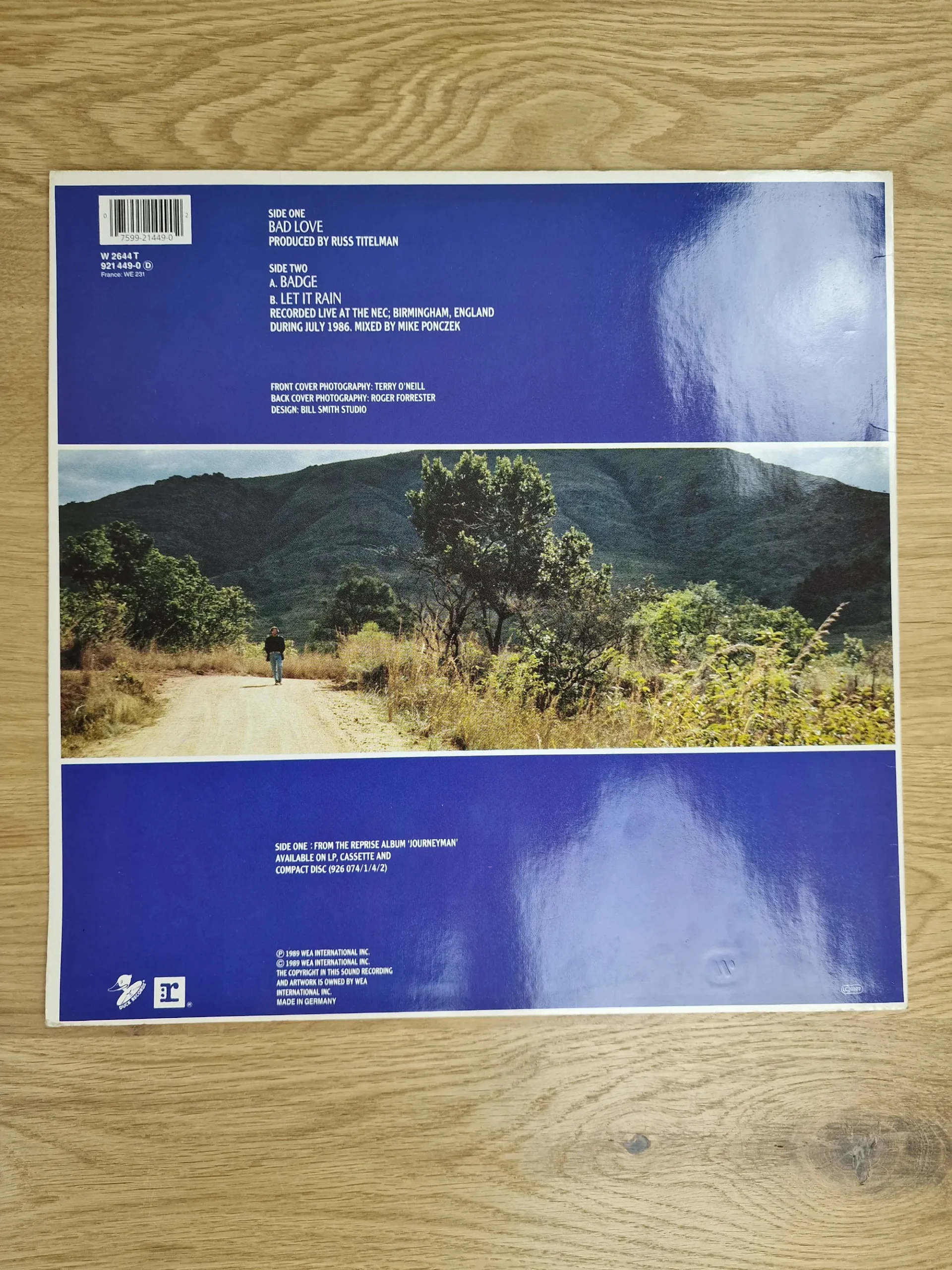 Rückseite der Eric Clapton Bad Love Vinyl Single mit Tracklist, Barcode und Landschaftsfoto