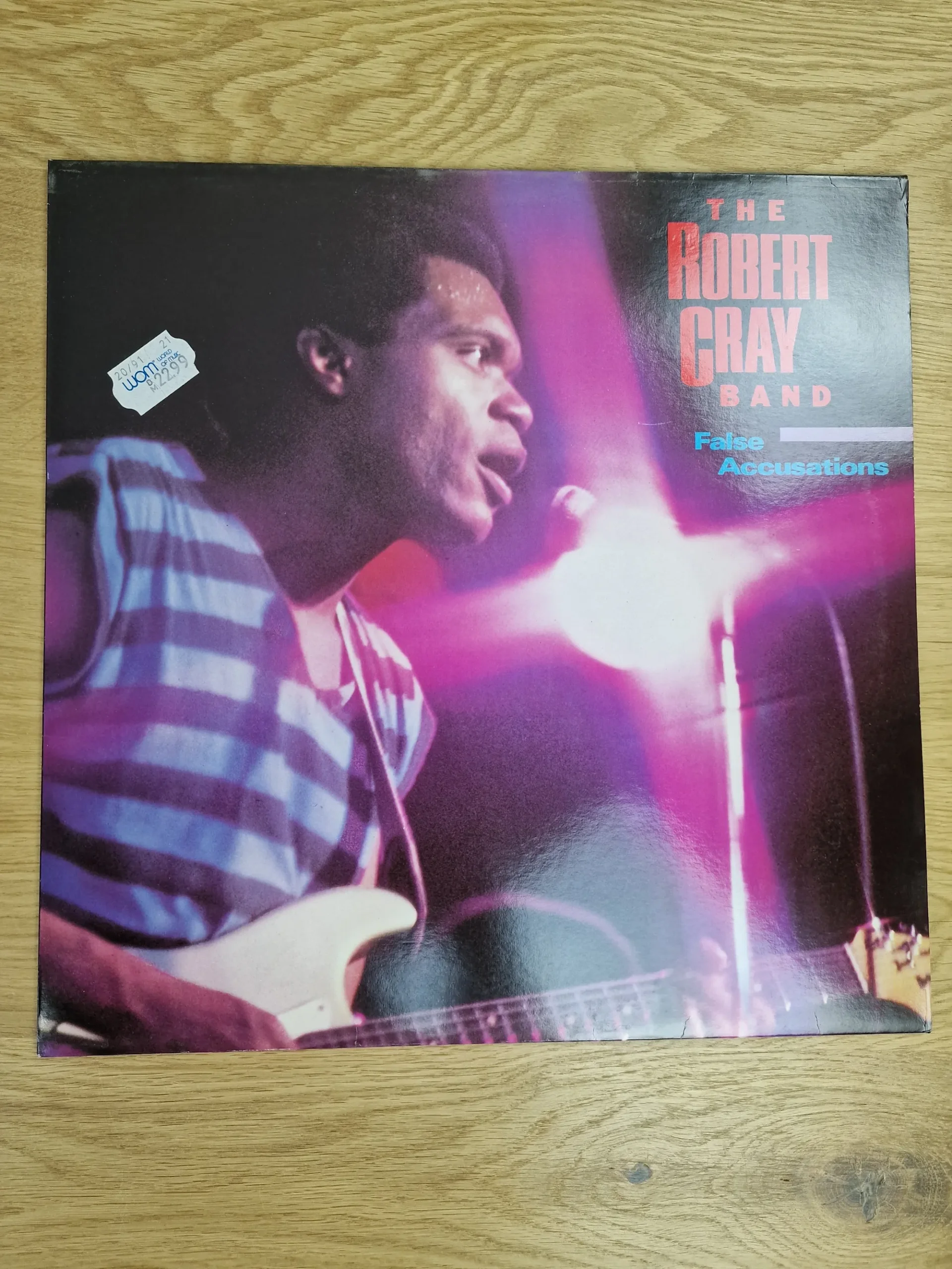 Vorderseite der Schallplattenhülle False Accusations von The Robert Cray Band