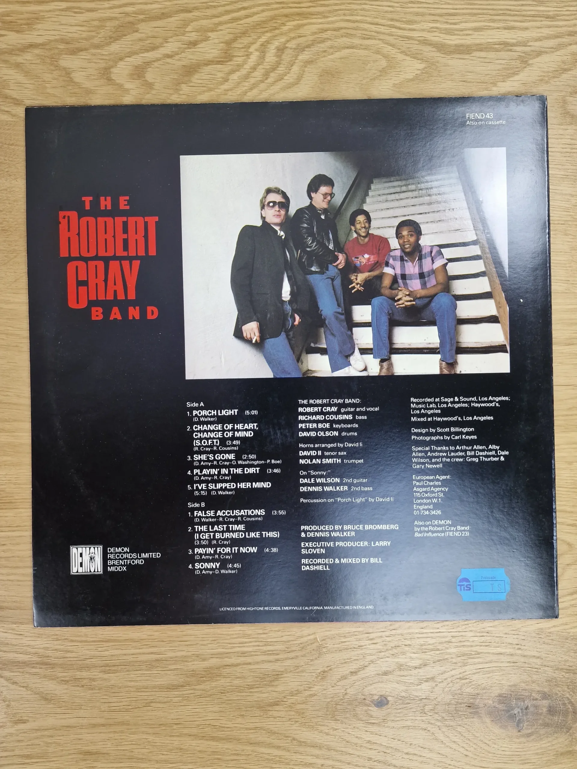 Rückseite des Vinyl-Covers mit Tracklist und Besetzung des Albums False Accusations