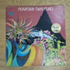 Vorderseite der Schallplatte Mountain Twin Peaks Doppel-Vinyl LP mit buntem Artwork