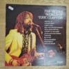 Vorderseite des Vinyl-Albumcovers 'The Blues World of Eric Clapton' von Decca Records mit Eric Clapton an der E-Gitarre