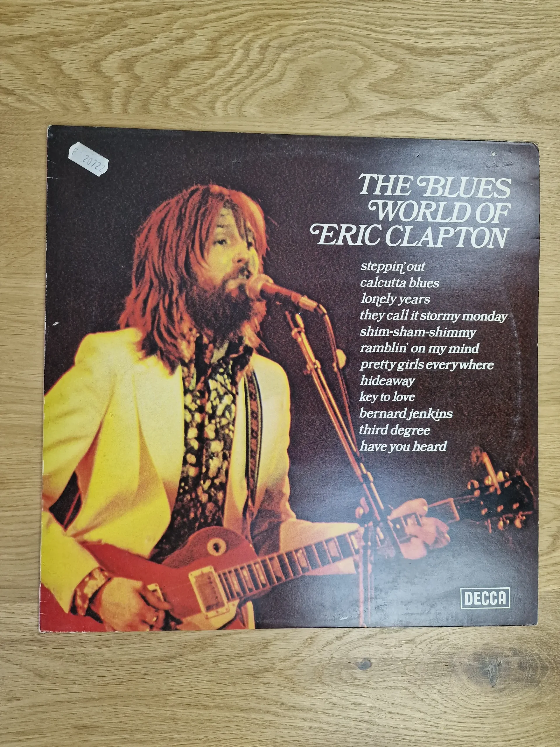 Vorderseite des Vinyl-Albumcovers 'The Blues World of Eric Clapton' von Decca Records mit Eric Clapton an der E-Gitarre