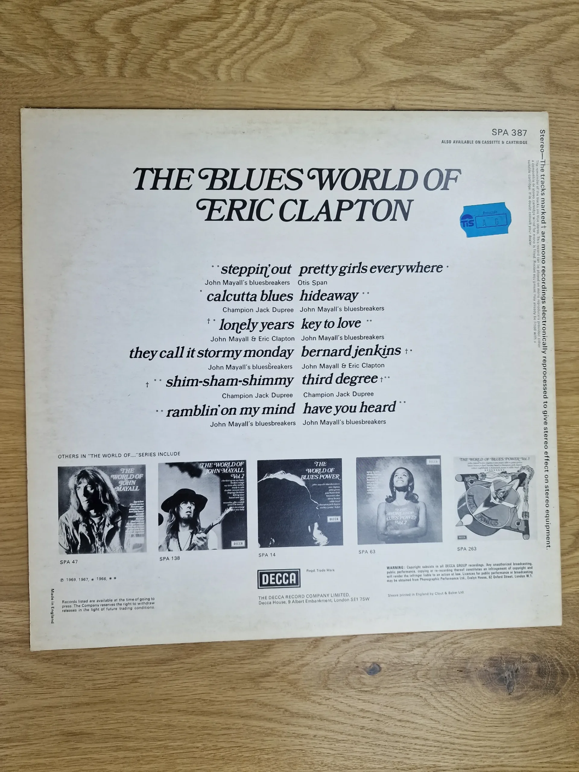 Rückseite der Schallplattenhülle 'The Blues World of Eric Clapton' (Decca SPA 387) mit detaillierter Tracklist und Künstlerangaben