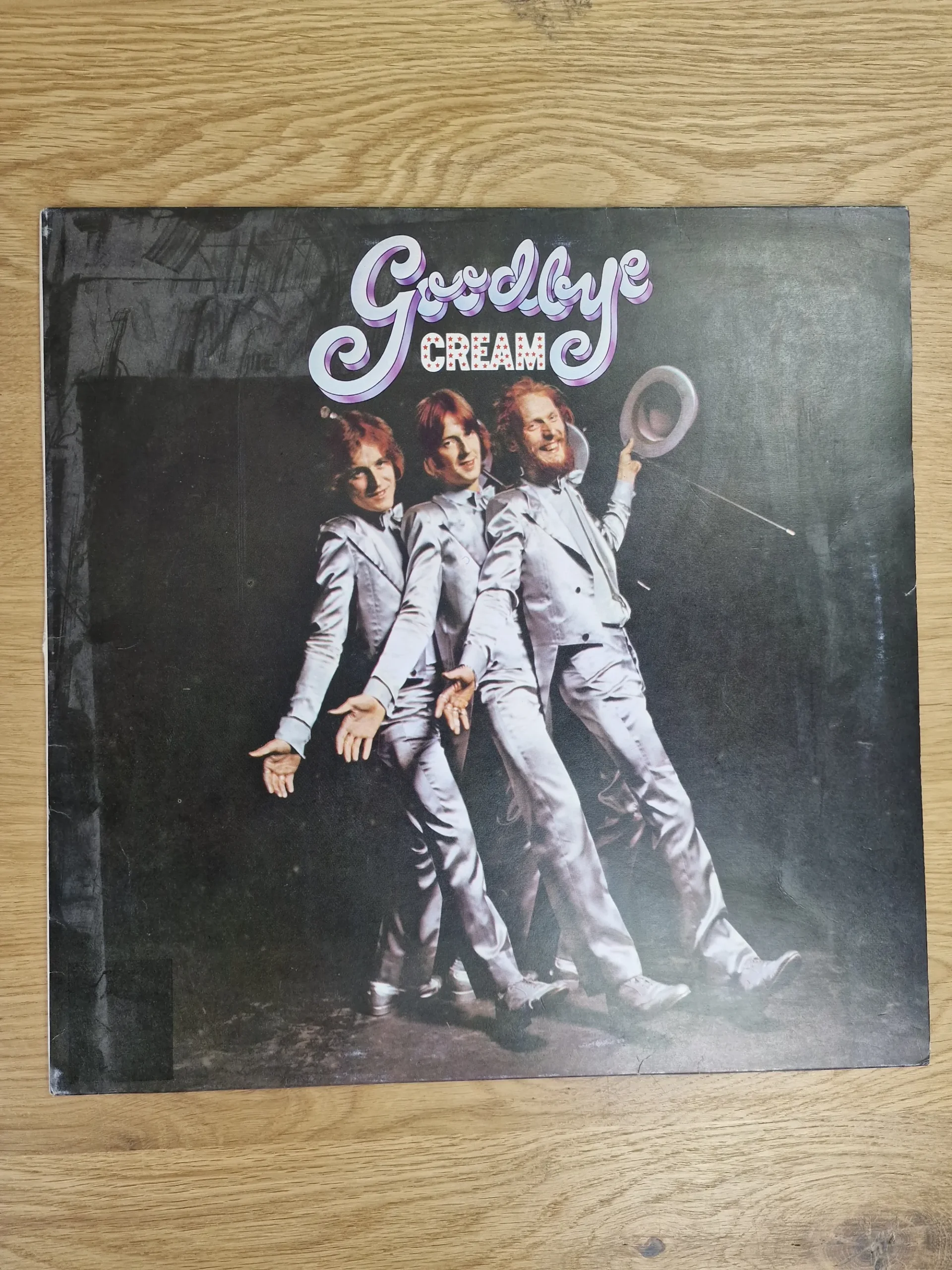 Vorderseite der Vinyl-Schallplatte Goodbye von Cream mit Bandmitgliedern im Silberanzug