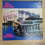 Vorderseite des Vinyl-Albums The Happy Music-Man von Horst Jankowski am Flügel mit Chor
