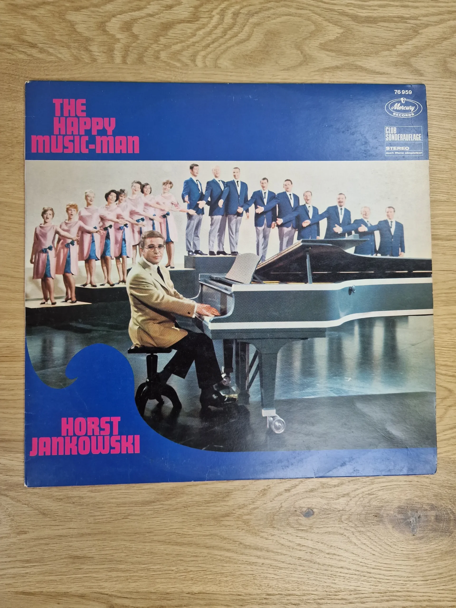 Vorderseite des Vinyl-Albums The Happy Music-Man von Horst Jankowski am Flügel mit Chor