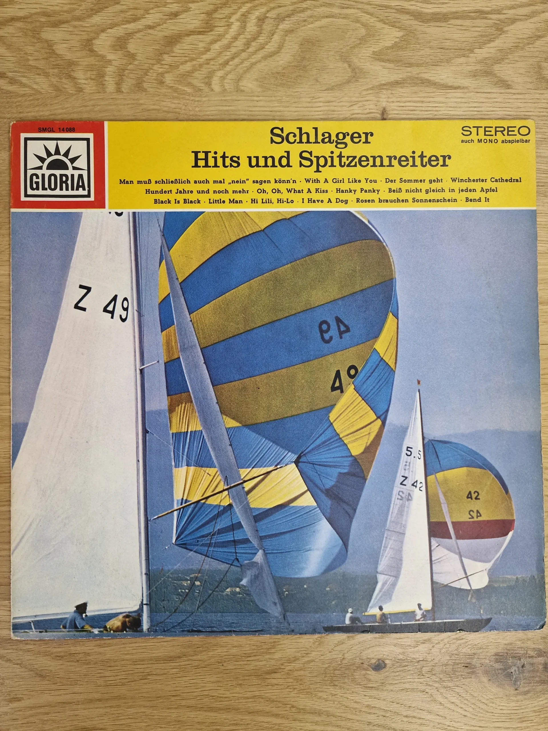 Vorderseite der Vinyl LP Schlager Hits und Spitzenreiter von Gloria mit Segelboot-Covermotiv