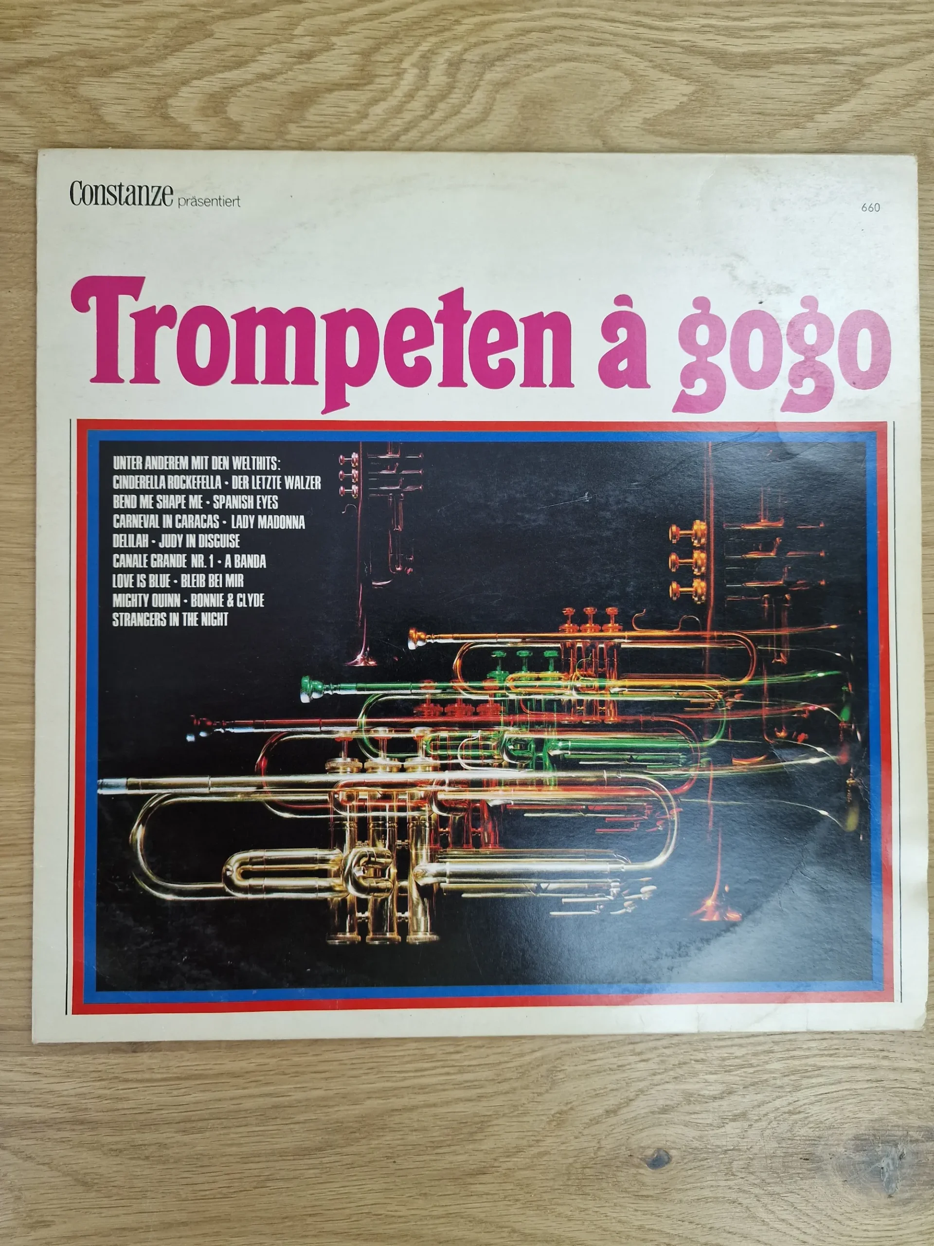 Vorderseite der Vinyl LP Constanze präsentiert Trompeten à gogo mit farbigem Trompetenmotiv