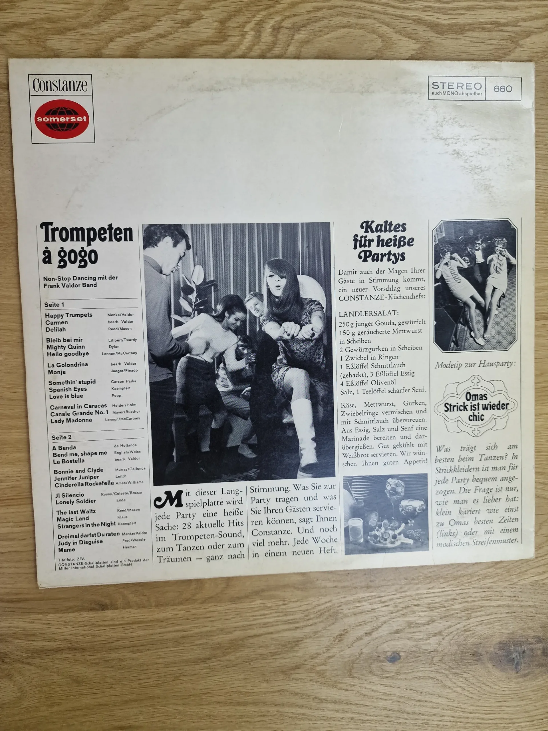 Rückseite der Schallplatte Trompeten à gogo mit Titelliste der Frank Valdor Band und 60er-Jahre Partyfotos