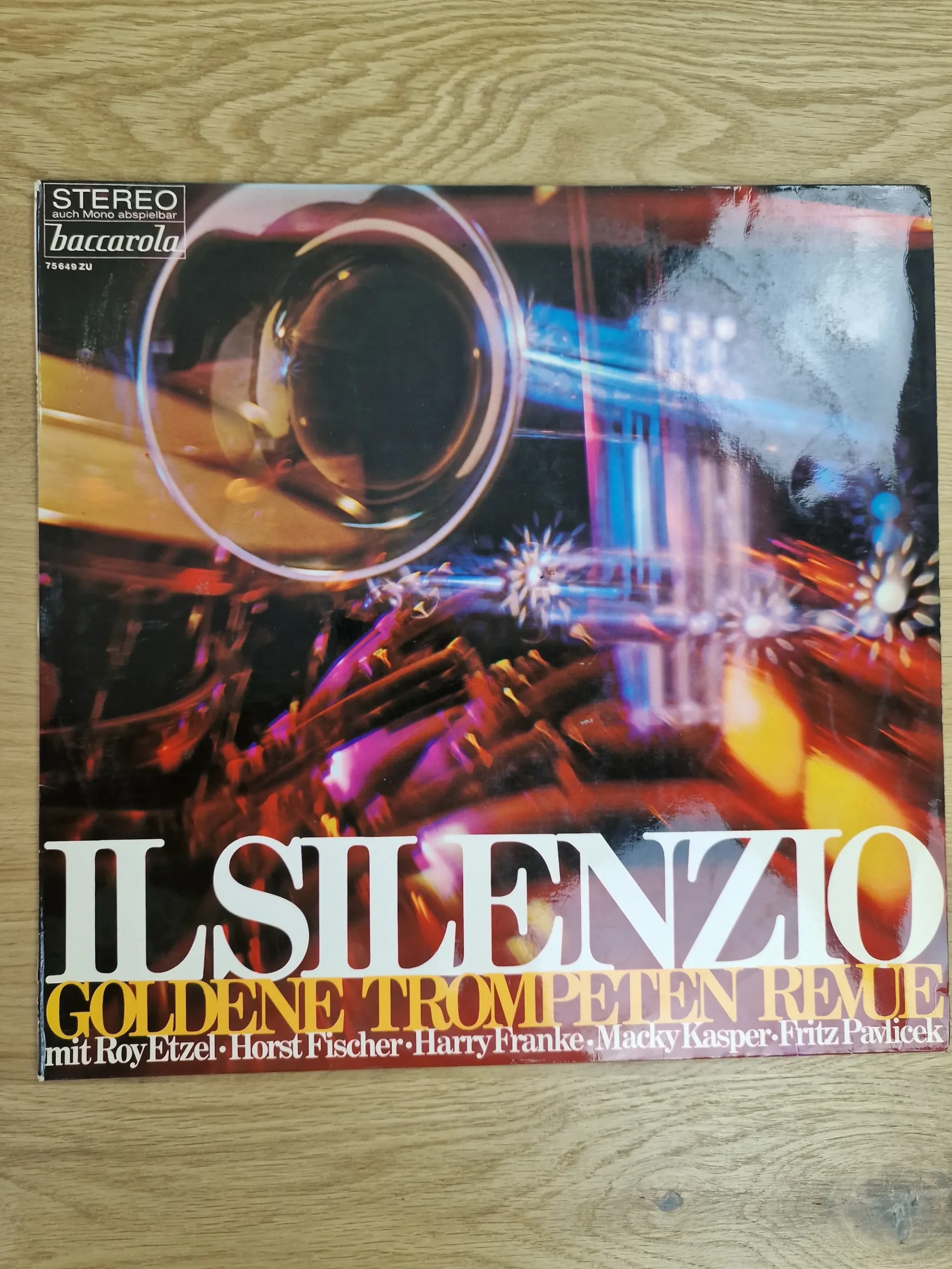 Vorderseite des Schallplatten-Covers Il Silenzio Goldene Trompeten-Revue mit Glanzmotiv