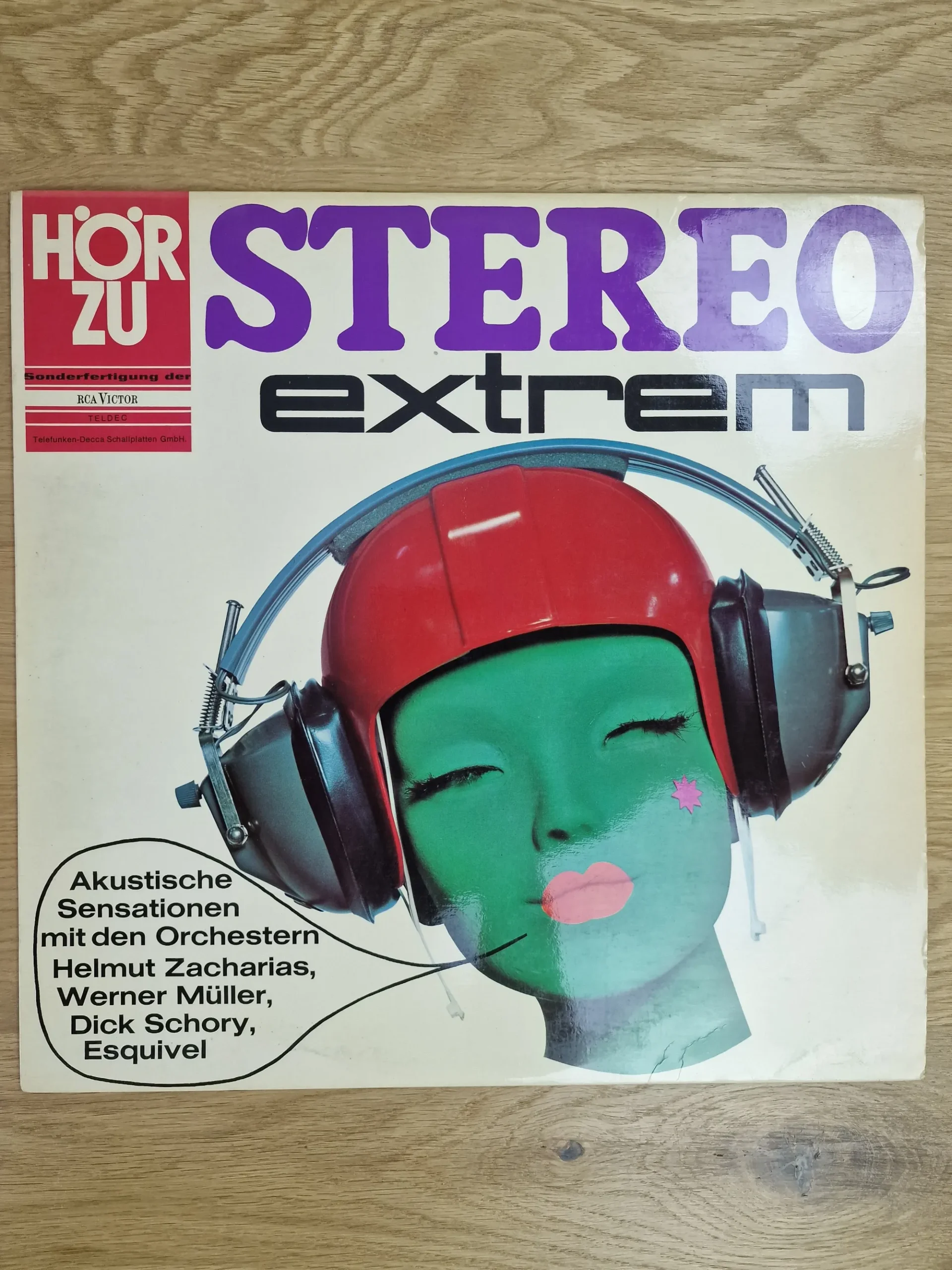 Vorderseite der HÖR ZU Stereo Extrem Vinyl Schallplatte mit grünem Pop-Art Kopf und Kopfhörern