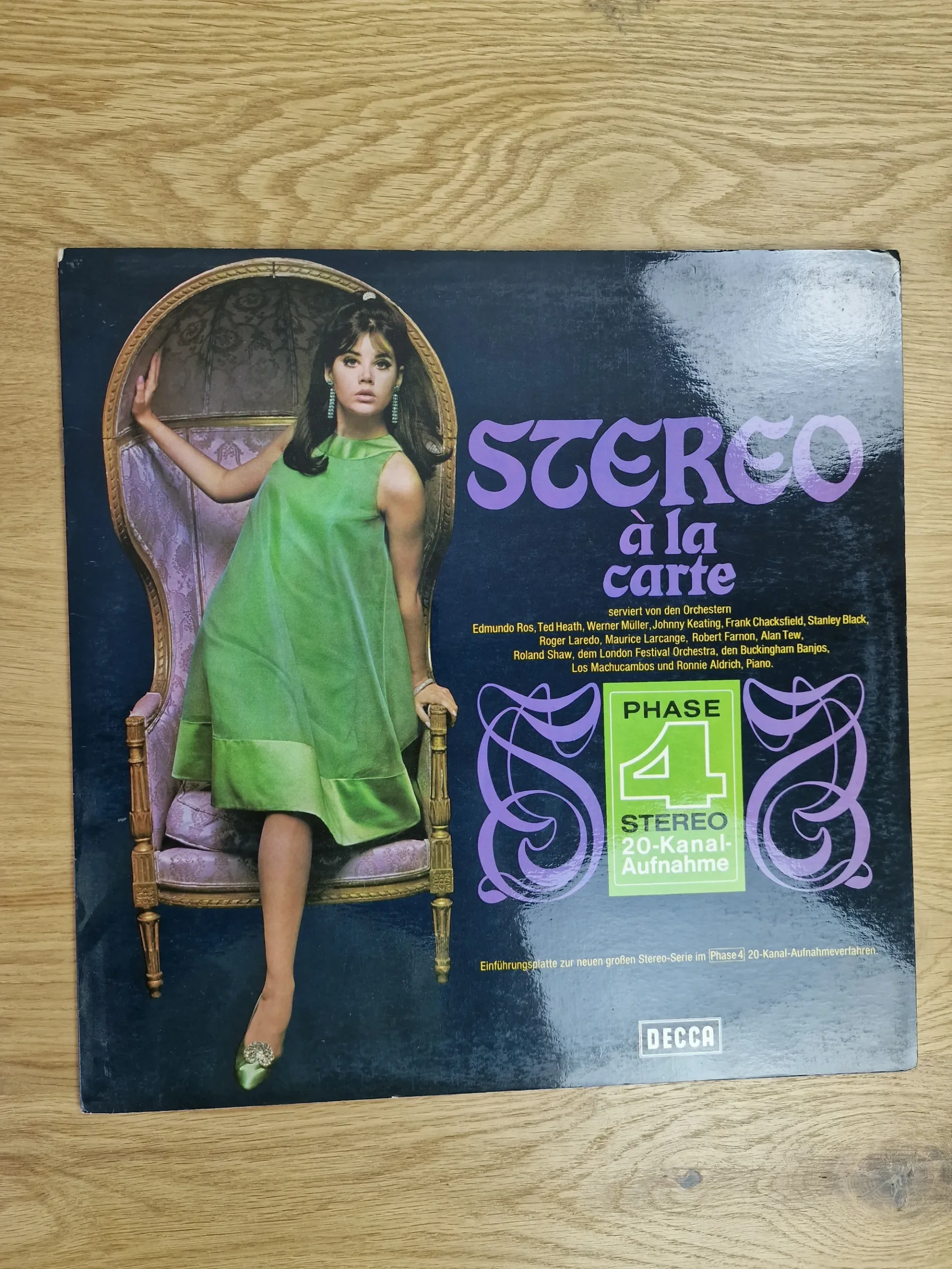 Vorderseite des Vinyl-Covers Stereo à la carte von Decca Phase 4 Stereo mit einer Frau im grünen 60er-Jahre-Kleid