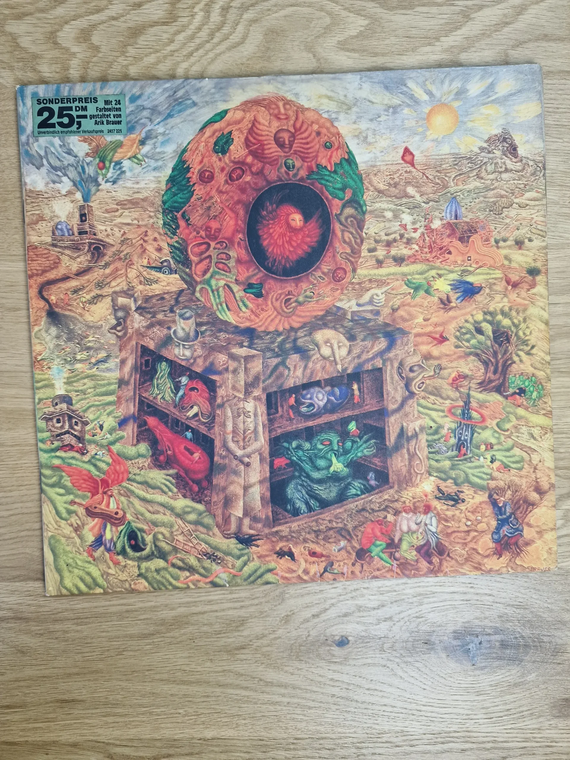Vorderseite des Vinyl-Albumcovers 'Alles was Flügel hat fliegt' von Arik Brauer mit surrealistischem Gemälde
