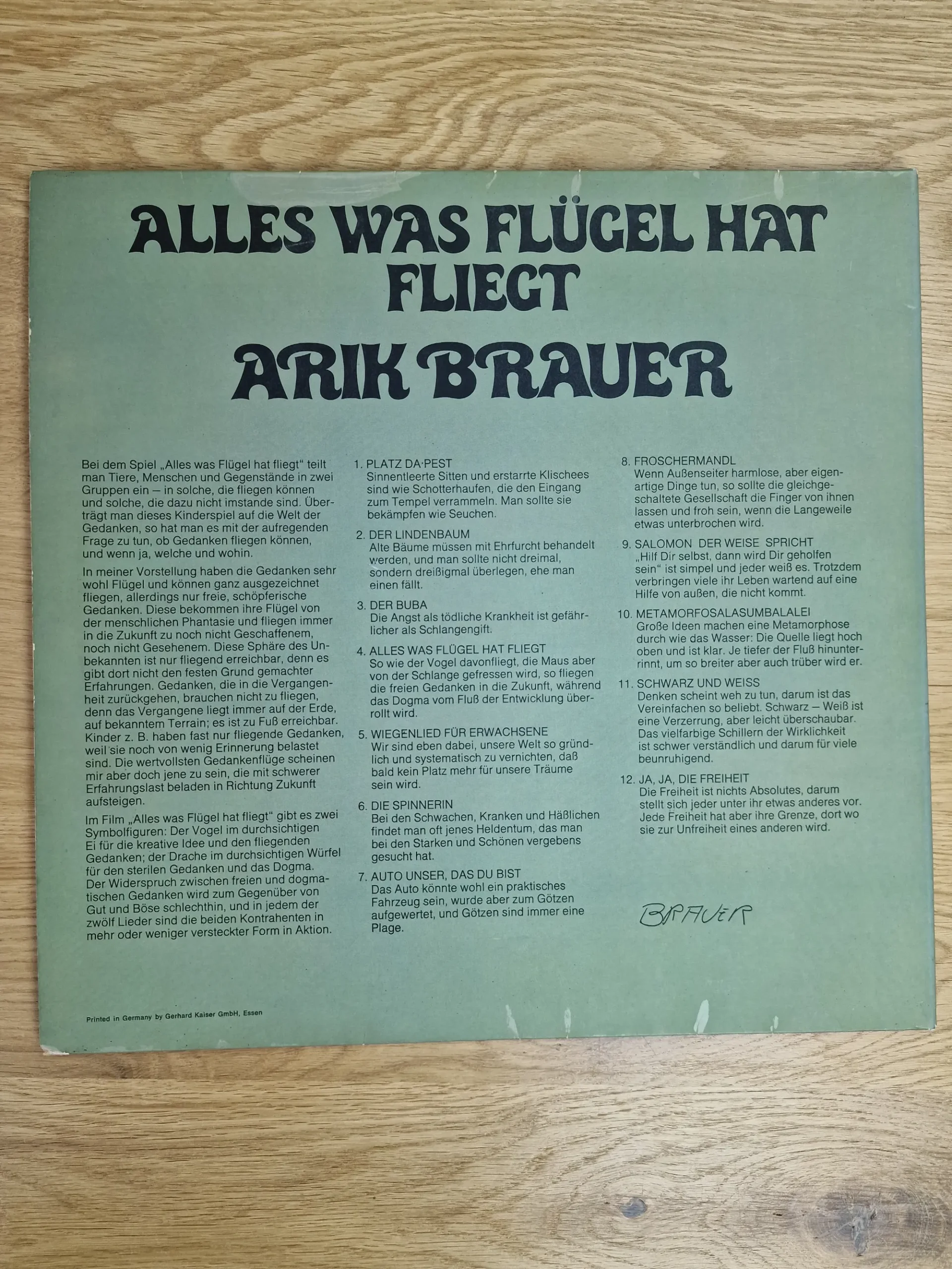arik-brauer-alles-was-fluegel-hat-fliegt-vinyl-rueckseite-tracklist Rückseite der Schallplattenhülle von Arik Brauer mit Songtexten und Tracklist