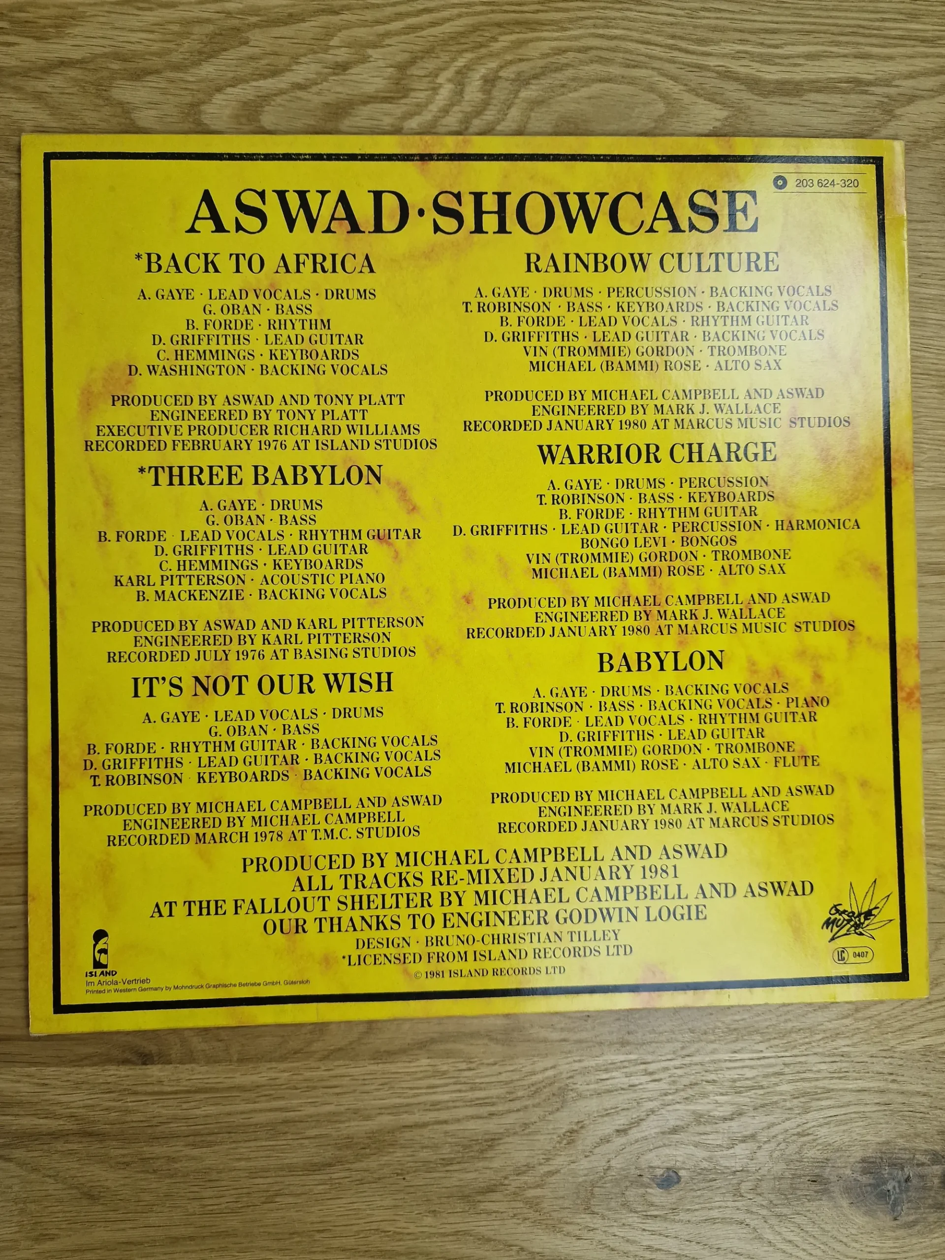 Rückseite der Aswad Showcase Schallplatte mit vollständiger Trackliste und Mitwirkenden