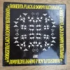 Vorderseite der Vinyl-Schallplatte Roberta Flack & Donny Hathaway mit gelbem Schriftzug und Händemuster