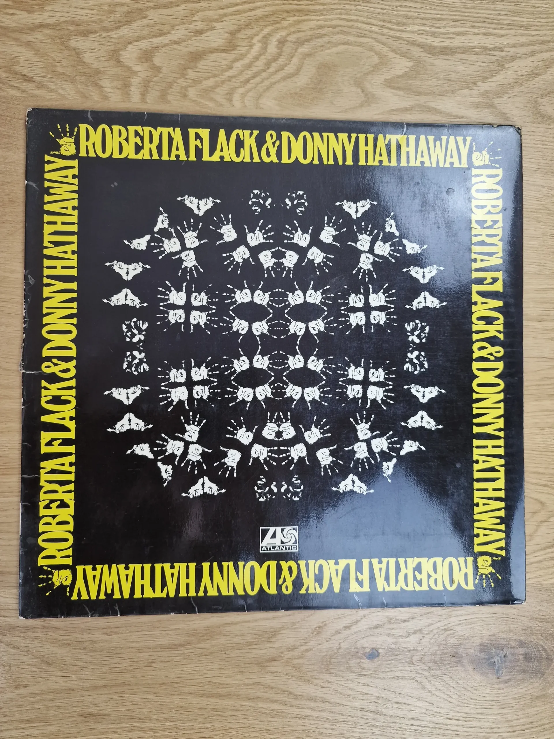 Vorderseite der Vinyl-Schallplatte Roberta Flack & Donny Hathaway mit gelbem Schriftzug und Händemuster