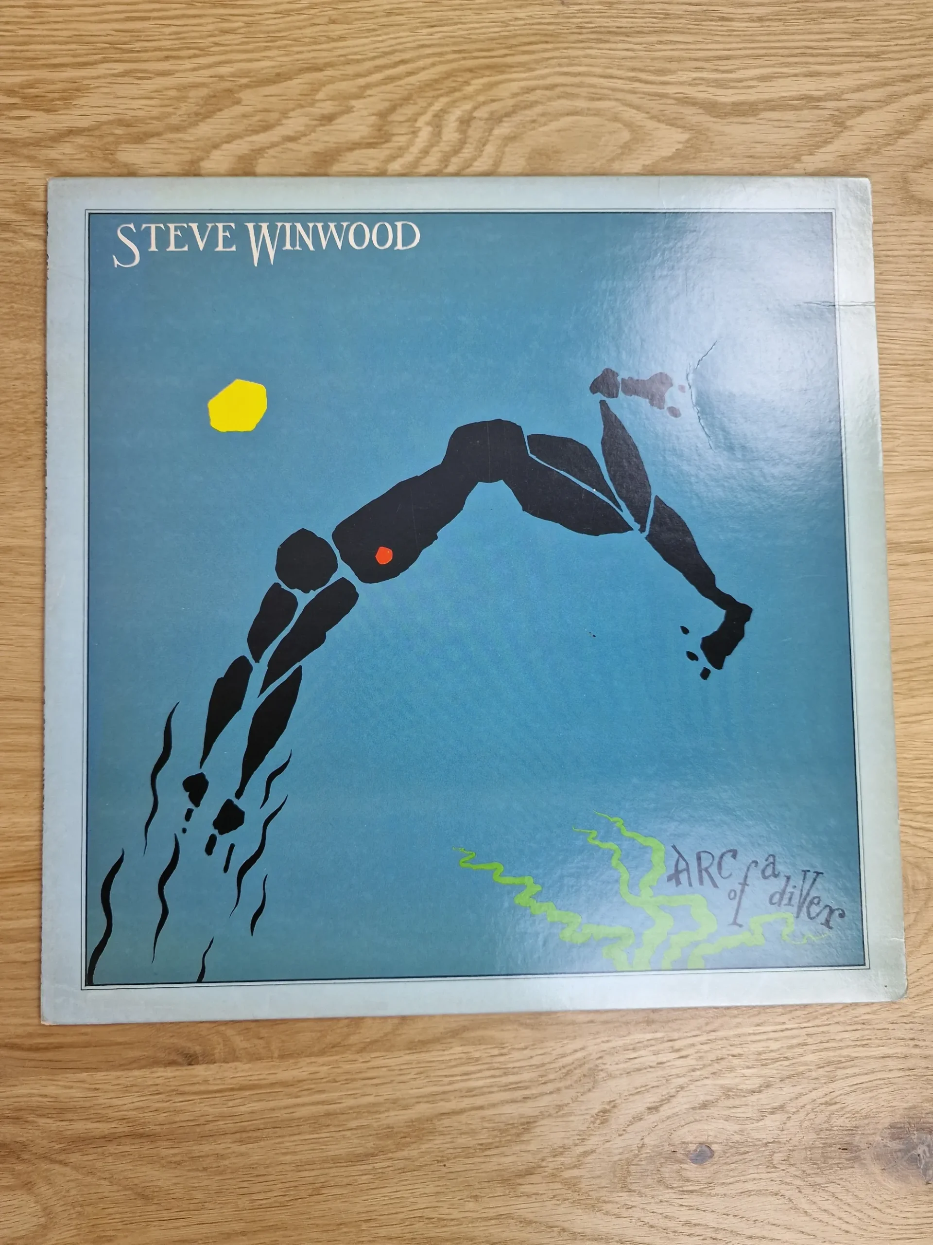 Vorderseite der Vinyl-Schallplatte Arc of a Diver von Steve Winwood mit blauem Taucher-Artwork