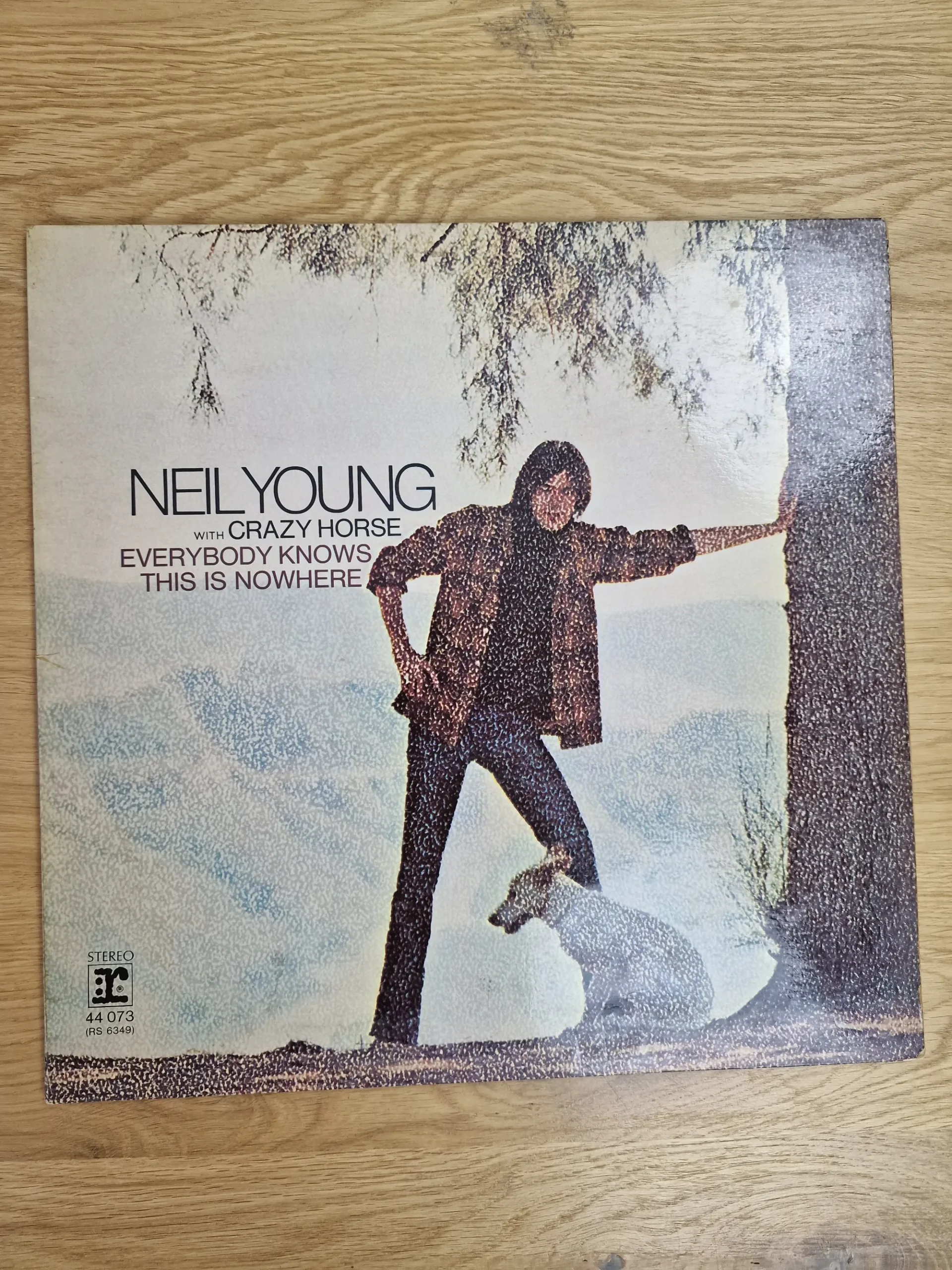 Vorderseite der Vinyl-Schallplatte Everybody Knows This Is Nowhere von Neil Young with Crazy Horse