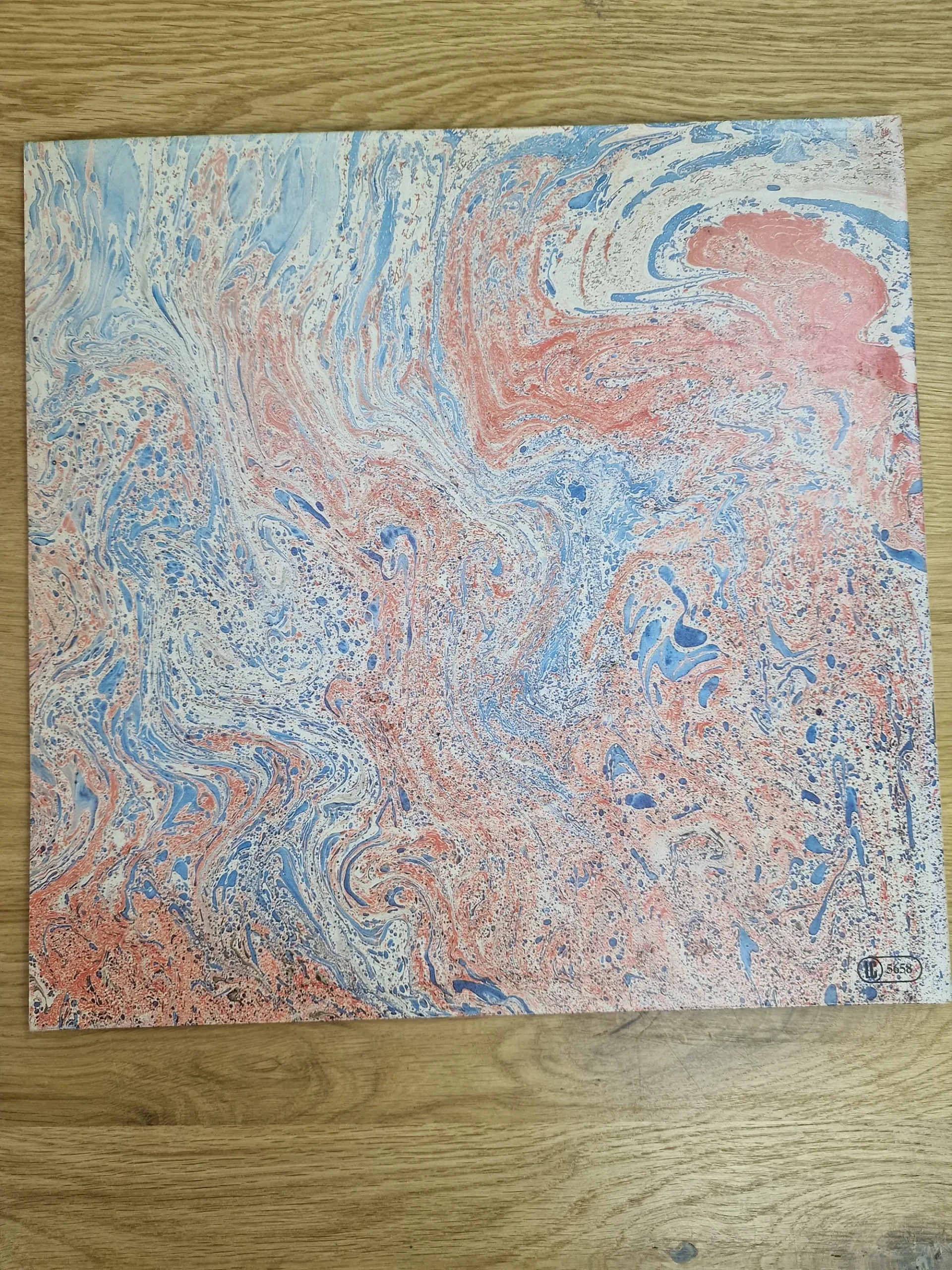 Rückseite der Schallplattenhülle mit blau-rosa Marmorpapier-Muster und Labelcode LC 5658